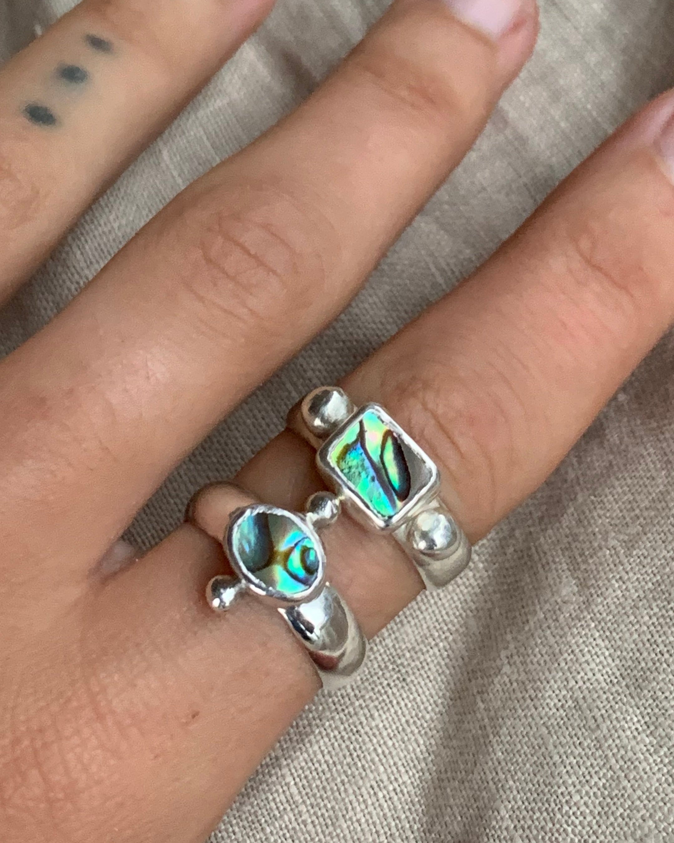 Dainty Paua Round - Size 7