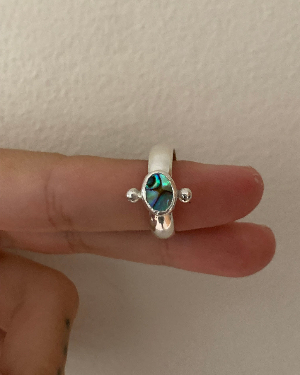 Dainty Paua Round - Size 7