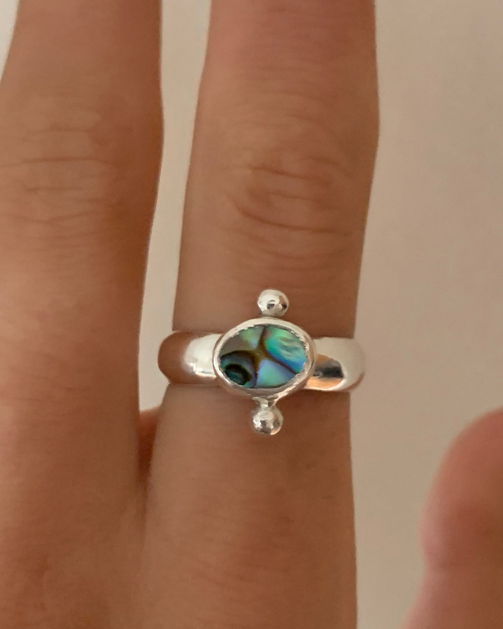 Dainty Paua Round - Size 7