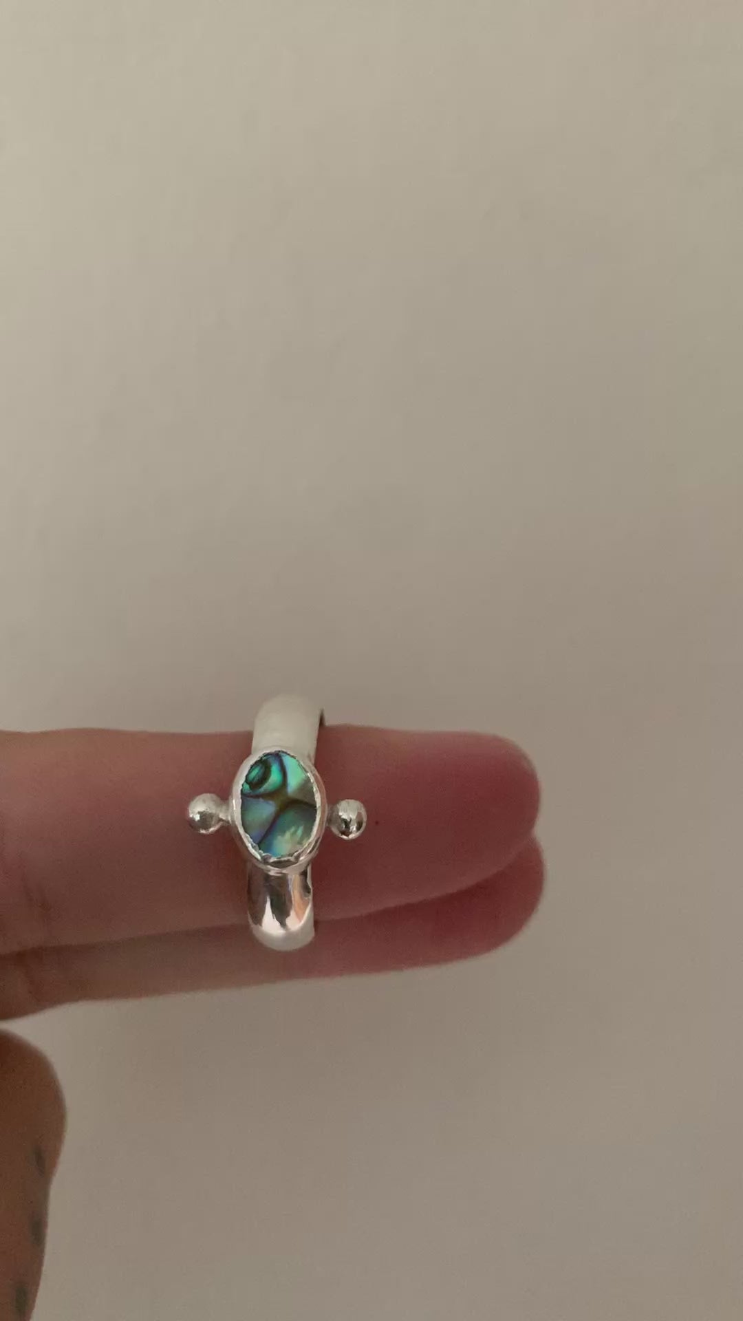 Dainty Paua Round - Size 7